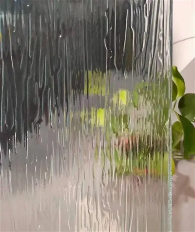 Sklo s čírym vzorom